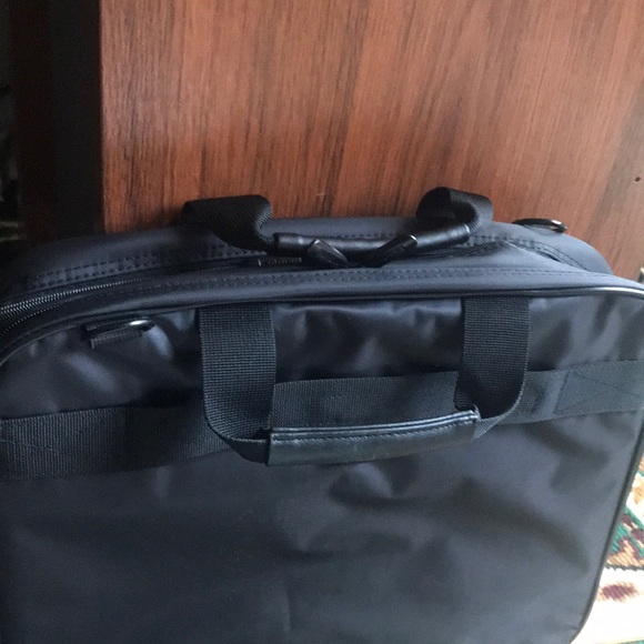 Targus padding laptop bag- black color - Picture 15 of 16